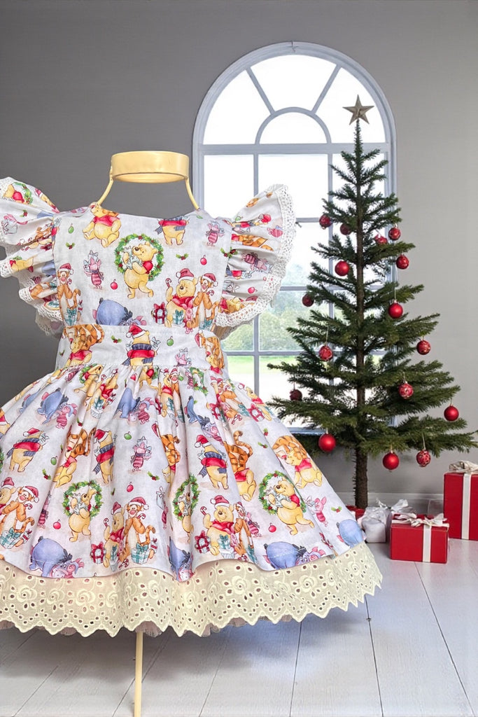 For Chloe Clavell | 🎄Christmas 🎄
Charlotte Emma Dress
‘Winnie The Pooh Christmas’
Licensed Disney Fabric
OOAK ~ Sz 2