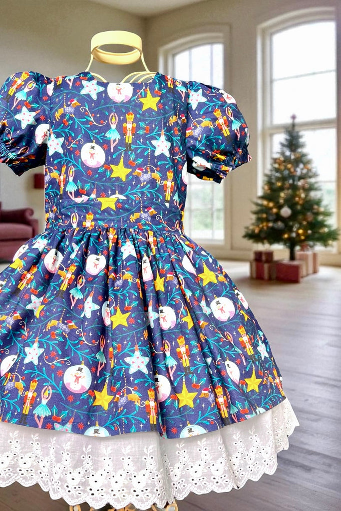 🎄Christmas 🎄
Anglaise Dress
‘Christmas of Ornaments’ 
The Nutcracker Collection ~ Sz 6