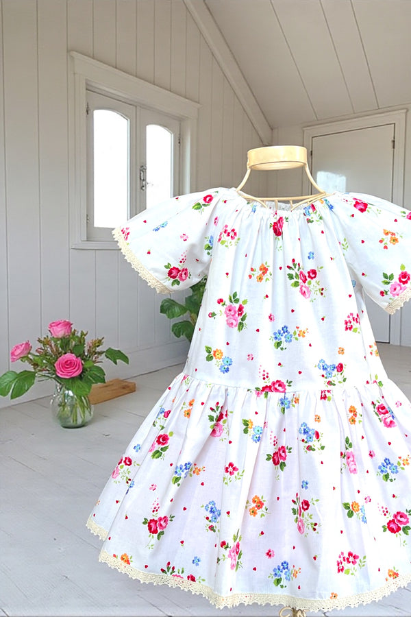 🎄Christmas 🎄
Vintage Seaside Dress
Floral Bouquet
By Pam Kitty
OOP & Hard to Find
OOAK ~ Sz 4