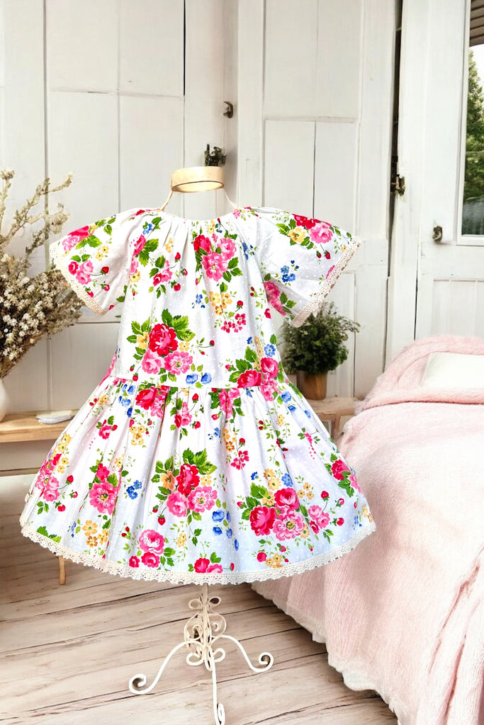 Vintage Seaside Dress
Pam Kitty Floral
OOP & Rare
OOAK ~ Sz 4