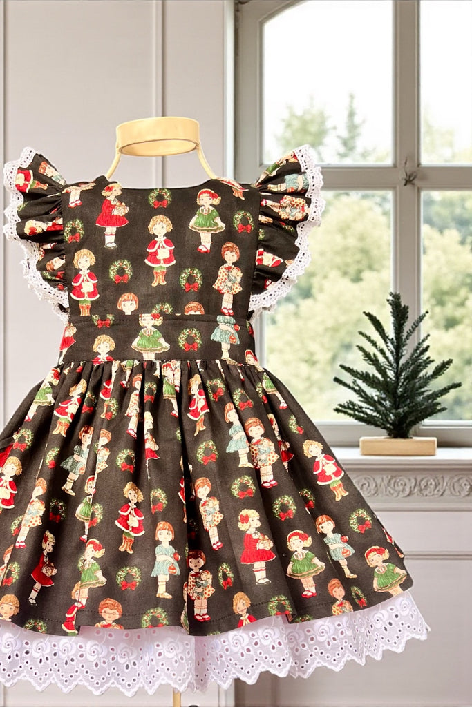For Alisha | 🎄Christmas🎄
Charlotte Emma Dress
‘Paper Doll Christmas’
By Windham Fabric
OOP & Hard To Find
OOAK ~ Sz 3