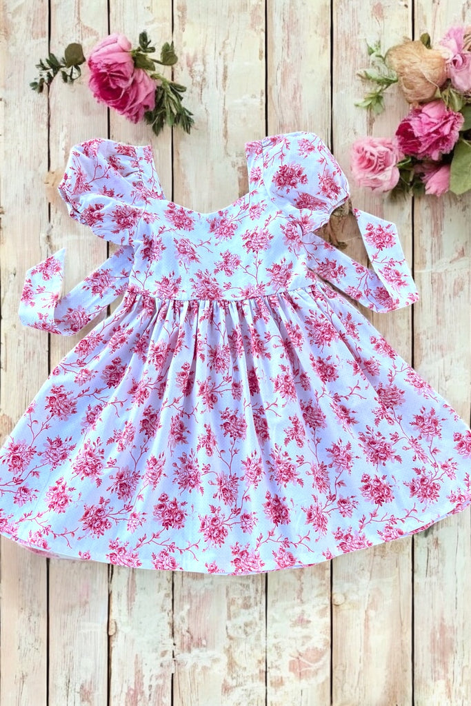 Bow Back Dress
‘American Beauty’
Extremely Rare & Hard to Find Fabric by Robyn Pandolph
OOP & OOAK 
Sz 8 ~
