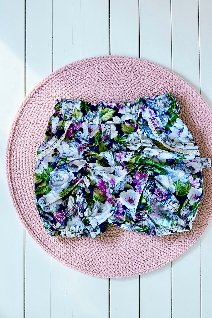 Pucker Shorts
Floral Rivers
OOAK ~ Sz 2